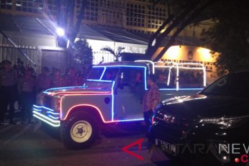 Jokowi-Ma'ruf kendarai Land Rover dihias seperti "odong-odong"