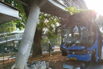 Tiang  JPO rusak akibat kecelakaan bus Transjakarta