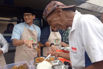 Sandiaga melayani makan warga di Gedung Muhammadiyah