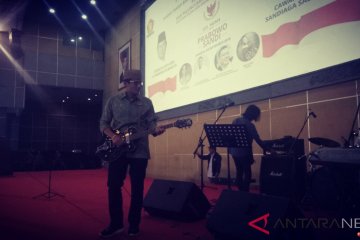 Sandiaga memainkan gitar saat peluncuran lagu #2019PrabowoSandi