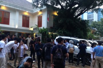Relawan dan anggota Badan Pemenangan KIAM kumpul di kediaman Prabowo