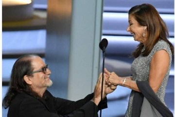 Sutradara ini lamar kekasihnya saat raih piala Emmy Awards 2018
