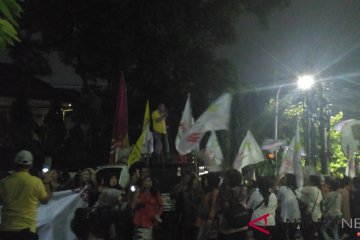 Relawan ramaikan halaman Gedung KPU
