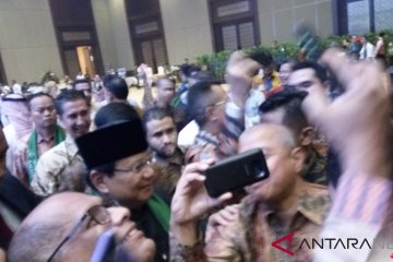 Warga berebut "selfie" dengan Prabowo saat hadiri HUT Arab Saudi