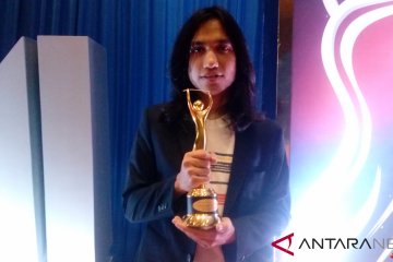 Gerald Situmorang persembahkan piala AMI Awards untuk kekasih