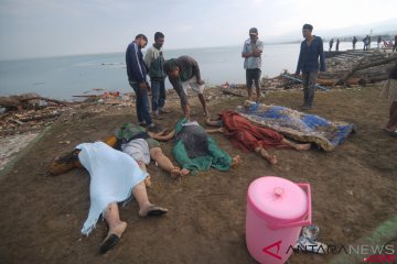 Kapal Suluh Pari evakuasi jenazah di perairan Palu