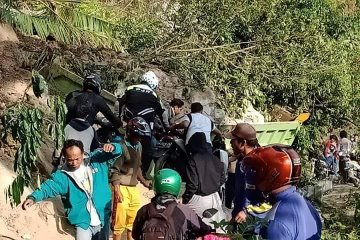 Pengiriman bantuan untuk korban gempa terhambat jalan rusak