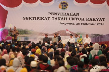 Penyerahan Sertifikat Tanah Untuk Rakyat