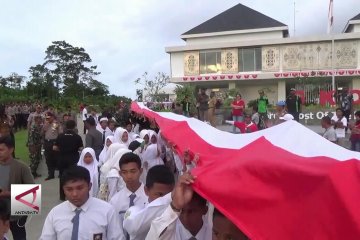 Pembentangan 1,5 km merah putih di perbatasan RI-Papua Nugini