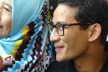 Makan di warung, cawapres Sandiaga dikerubuti warga