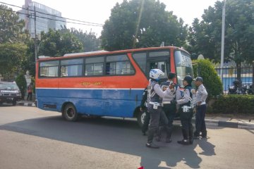 Sudinhub Jakarta Selatan bersihkan jalan dari parkir liar