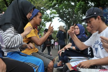 Lima penerjemah bahasa isyarat bantu pengajian tunarungu