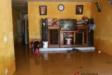 Dua kecamatan di Padang alami banjir hingga longsor