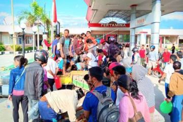 Warga Palu terpaksa mengambil BBM