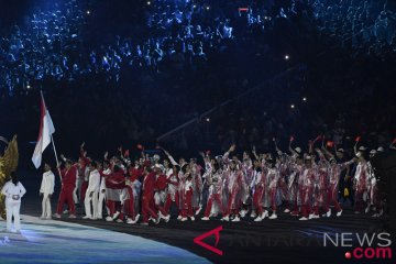 Hanifan bawa bendera Indonesia saat parade upacara penutupan Asian Games