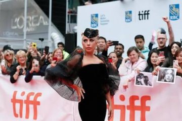 Aktingnya dipuji, Lady Gaga meneteskan air mata