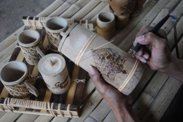 Kerajinan gelas berbahan bambu