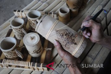 KERAJINAN GELAS BAMBU