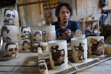 Kerajinan gelas berbahan bambu