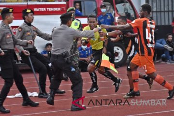 KERICUHAN PSIS VS PERSERU