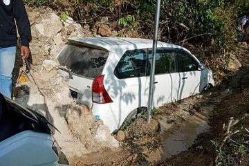 Mobil tertimbun longsor