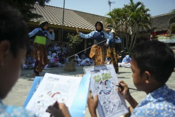 Siswa mewarnai gambar komik