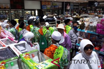 Laporan dari Mekkah - Jamaah haji ramai belanja di Pasar Kurnis