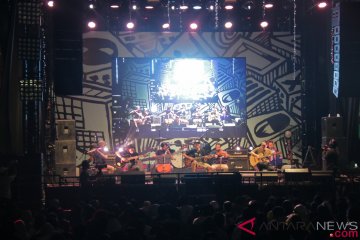 Tiga Pagi ajak Danila sepanggung di Synchronize Fest 2018