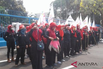 Sejumlah buruh mulai unjuk rasa di Kemnaker