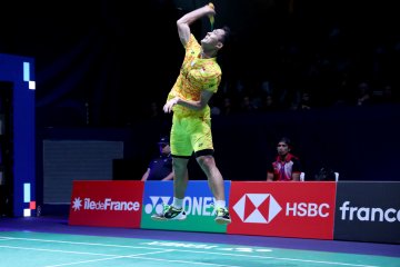 Jonatan takluk dari Chen Long di Paris