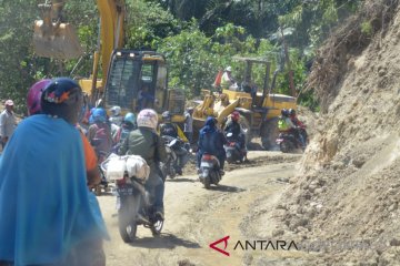 Pembersihan Longsor Di Wilayah Kebun Kopi