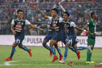 Arema Kalahkan Persebaya