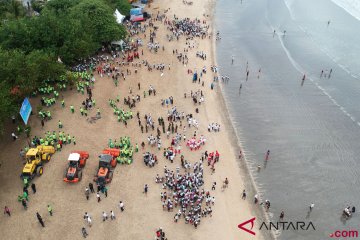 Aksi Bersih-Bersih Pantai Kuta