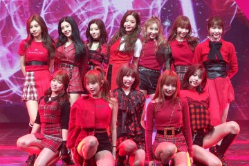 Usai Produce 48, girl band Iz One debut lewat "Color*Iz"