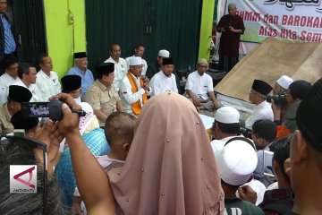 Prabowo dihadiahi Al-Quran raksasa