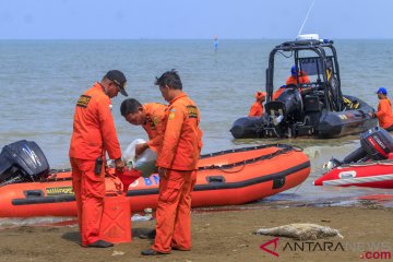 Polisi melanjutkan penyelaman di lokasi jatuhnya Lion Air