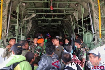 Masyarakat berjejal dalam C-130 Hercules keluar dari Palu