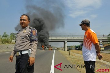 Rombongan Anies menolong korban mobil terbakar di Tol Cipali