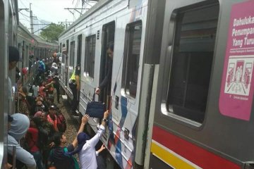 KRL anjlok ganggu perjalanan kereta Tanah Abang-Maja