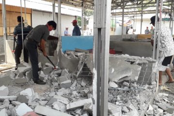 Puluhan kios Pasar Rawa Jabon Meruya Utara dibongkar