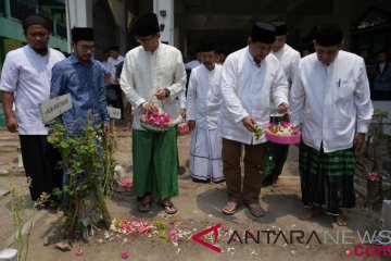Prabowo-Sandiaga ziarah ke makam KH Bisri Syansuri