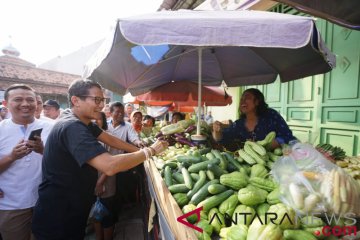 Mobil Sandiaga Dihadang Warga di Pasar Pagi Tegal