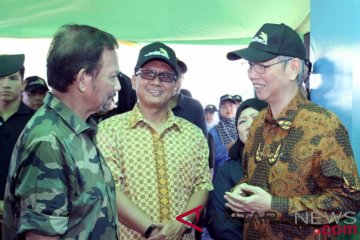 Sultan Hassanal Bolkiah tanam benih padi Indonesia di Brunei Darussalam