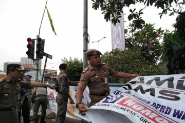 Satpol PP turunkan spanduk ilegal di kawasan kuliner Tanjung Duren