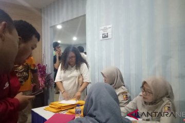 Petugas data keluarga korban di pos ante mortem