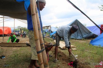 Warga Sigi gotong-royong bangun mushalla di pengungsian