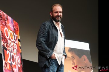 Ralph Fiennes: Saya masih belajar menjadi sutradara