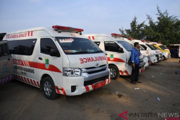 Puluhan ambulans pemkab siaga di Pantai Tanjung