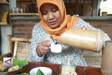 Kopi Bumbung, sensasi menikmati kopi dari termos bambu