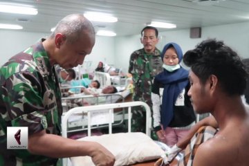 Korban gempa Palu dirawat mobile di dalam KRI DR Soeharso